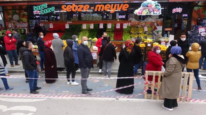 Market nnde oluan srada fiziki mesafe kurallar unutuldu, uyarlar da dinlenmedi.