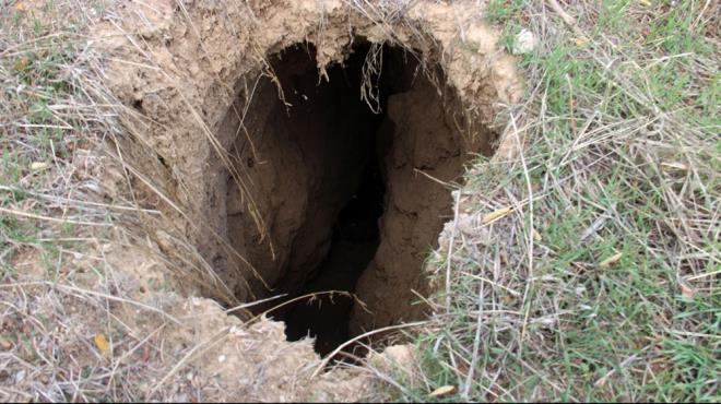 Bolvadin'e bal hlar Mahallesi'nde 2 yl nce meydana gelen yzey deformasyonundaki yarklar, artmaya ve genilemeye balad.