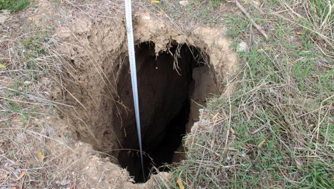 Derinlii 6 metreyi bulan obruklarda nlem alnmasn isteyen mahalle sakini Hasan Kandemir, ''Baz obruklarn 5-6 metre derinlii var. Buraya bir adam dse kamaz. Bu yarklar byle gidiyor. Bizim evler de aynen byle atlak, delik. mkanmz olmad iin mecbur evlerde duruyoruz. Bu kabirlerin de dzenlemesi gerekiyor" dedi.