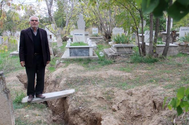 Birok ev ile blgedeki mezarlklarda yarklara neden olan yzey deformasyonlar mahalleliyi tedirgin ediyor.