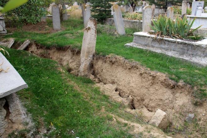 Yarklar nedeniyle birok ev ve eklentileri zarar grrken, blgedeki mezarlkta da tahribat olutu.