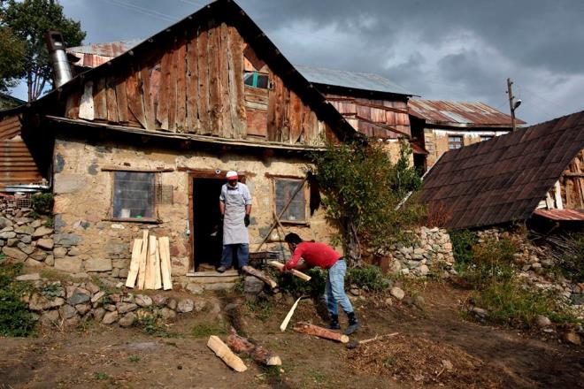 Hem frnlarnn hem de ekmek yapmnda kullandklar eki mayann 200 yllk olduunu ifade eden Yolcu, &#8220;Bu i babamzdan bize kalan miras. Babamzdan, atalarmzdan rendik. Tarihi bilinmeyen bir eki mayaya sahibiz. Bizim bildiimiz en az 200 yllk bir maya&#8221; dedi.    Mahallede kendilerine ait bir su deirmenleri olduunu anlatan Yolcu, &#8220;Buday orada tp kepekli una eviriyoruz. Kepekli olunca tad ve aromas farkl oluyor. Unu, suyu, odununun bile zellii var. Odunu ral olmayacak zl odun olacak. Frndan kan ekmekleri kurutup peksimet yapyoruz. Taze ekmekte bayatlamadan en az 2 hafta dayanr. Frn talarnn da kendince ayar var. indeki talarn beyazlamas gerek&#8221; ifadelerini kulland.