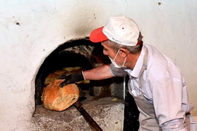 Yorulan hamur tahta kreklerle frna atldktan sonra kapatlan frnn az pimesini anlamakta bir faktr olan amurla svanyor.    Pitikten sonra frndan karlan scak ekmekler ise hamurlamasn diye dik bir ekilde &#8220;terek&#8221; diye tabir edilen ahap tezgahlara itinayla dizilerek soumaya braklyor.