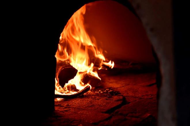 Mahalledeki tarihi frnda aile bireyleriyle birlikte kepekli ky ekmei yapan Temel Yolcu, ekmein srrnn mayasnda ve suyunda olduunu belirterek, frndan karlan ekmein iyi piip pimedii altna hafife vurarak kan sesten anladklarn syledi.