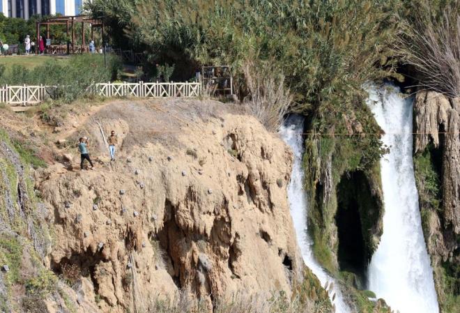 40 metre yksekliindeki falezlerin kenarna kadar gelip, selfie ve fotoraf eken turistler, hayatlarn hie sayyor.