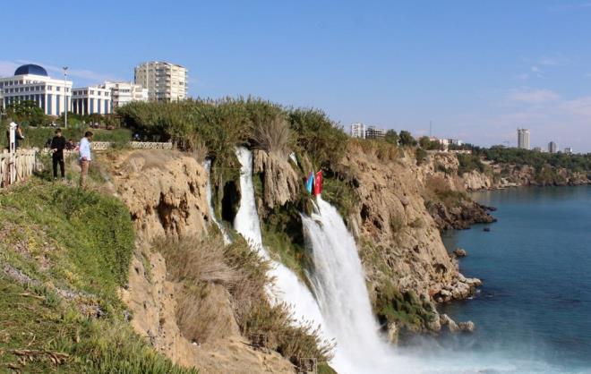 Antalya'nn Muratpaa ilesi snrlarndaki Dden Park'a gelen turistler, Dden elalesi'nin denizle bulutuu manzarasna hayran kalyor.