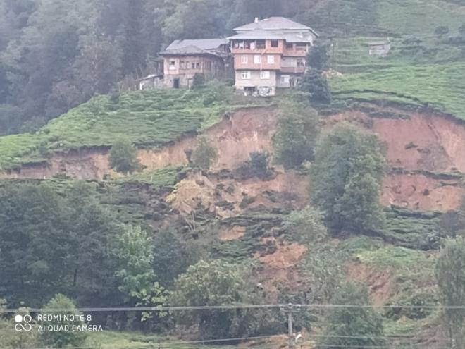 Vatandalar geceyi komularnn evinde geirirken, mahallede AFAD ekiplerince teknik inceleme balatld.