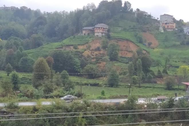 Zafer Mahallesi Muhtar Muhammet Oral, yalarn etkisiyle heyelan meydana geldiini belirterek, &#8220;krler olsun ki binalara bir metre kala heyelan durdu. Mahallede gerekli gvenlik tedbirleri alnd ve vatandalarmz komularnn evlerinde geceyi geirdi. Heyelan nedeniyle kalc nlem alnmasn bekliyoruz&#8221; dedi.