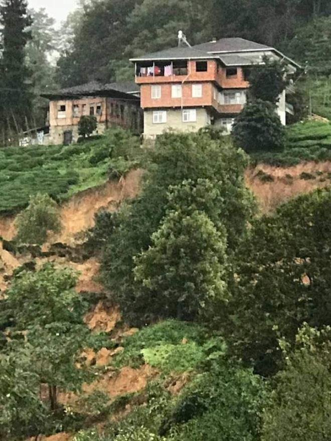 lenin Zafer Mahallesi&#8217;nde gece etkili olan saanak sonras heyelan meydana geldi.