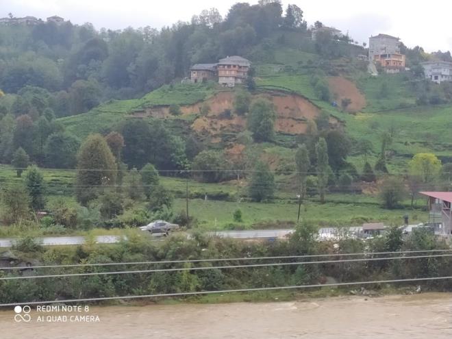 Yamata toprak kaymas sonucu tarm arazileri zarar grd, 3 ev de tedbir amacyla tahliye edildi.