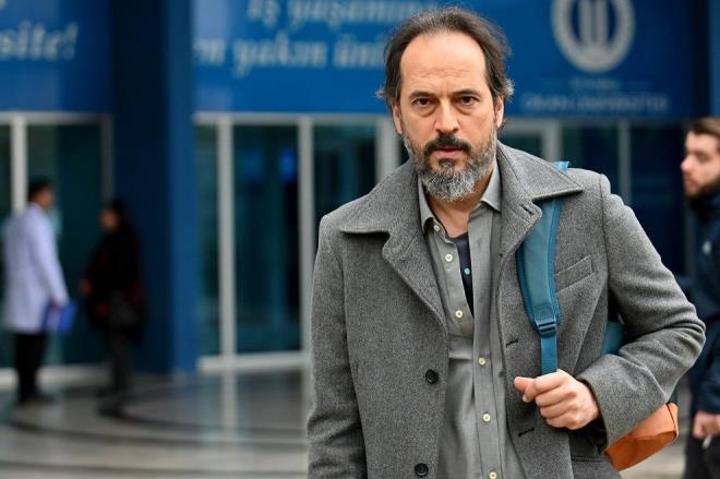 Los Angeles'daki Calfornia Instute of the Arts nversitesi'nde 7 yl sinema &#8211; ynetmenlik zerine master yapt. rencilik yllarnda kmaz Sokak adnda, orta metrajl bir film ekti. Timuin Esen, eitimini tamamladktan sonra yurda dnd. Kamera karsna ilk kez Deliyle Geen Gece isimli dizi ile geti.