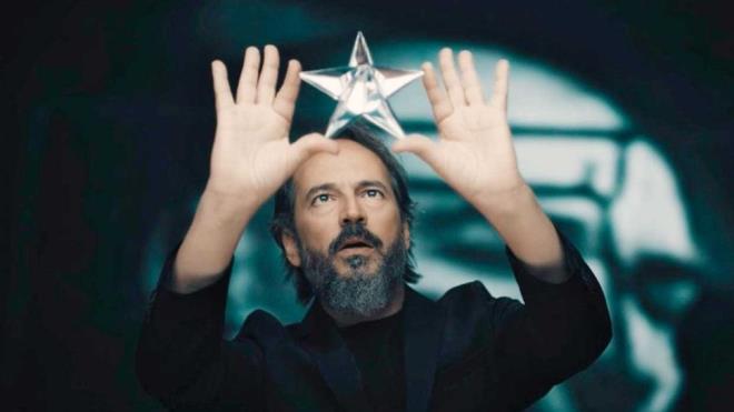 2003 ylnda yaynlanan Gurbet Kadn adl dizide canlandrd Hakk Aa rolyle televizyon seyircisiyle bulutu. Dizinin ardndan Meltem Cumbul ve ener en'le beraber Gnl Yaras adl sinema filminde oynad.