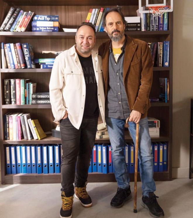 Timuin Esen: 14 Austos 1973 tarihinde Adana&#8217;da dodu. Aslen Nideli olan Esen, her ikisi de avukat olan anne babann ilk ocuudur. TED Ankara Koleji mezunu olan Timuin Esen, Ankara niverstesi Devlet Konservatuar Tiyatro Blm&#8217;nde iki yl okuduktan sonra stanbul Mimar Sinan niversitesi Tiyatro Blm&#8217;nden mezun oldu. talya ve ABD&#8217;de de tiyatro eitimi ald.