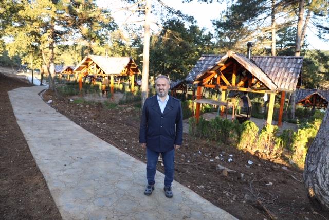 Bayram hediyesi<br>    Bakan Akta, almalarn hzla devam ettii, kr lokantalar, kr kahveleri, bfeler, kameriyeler, piknik niteleri, pergolalar, karavan kamp alanlar, adrl kamp niteleri, 35 metrelik gzlem kulesi, orman okulu, genlik merkezi, ibadethaneler, fauna alanlar, flora alanlar ve macera parknn bir blmn nmzdeki yl 19 Mays Atatrk&#8217; Anma Genlik ve Spor Bayram&#8217;nda hizmete amay hedeflediklerini syledi. Manej ak ve kapal alanlar ve kr evlerinden oluan ikinci etabn da daha sonra tamamlanacak hizmete alacan dile getiren Bakan Akta, &#8220;Eski halini hepimiz biliyoruz. plerin saa sola atld, bakmsz bir aland. Aldnda inallah hep birlikte greceiz, buras her yatan vatandan gelip, gnlnce elenebilecei, doa ile i ie dinlenebilecei bir aktivite alan olacak. Bursa&#8217;mza hayrl olmasn temenni ediyorum&#8221; diye konutu.