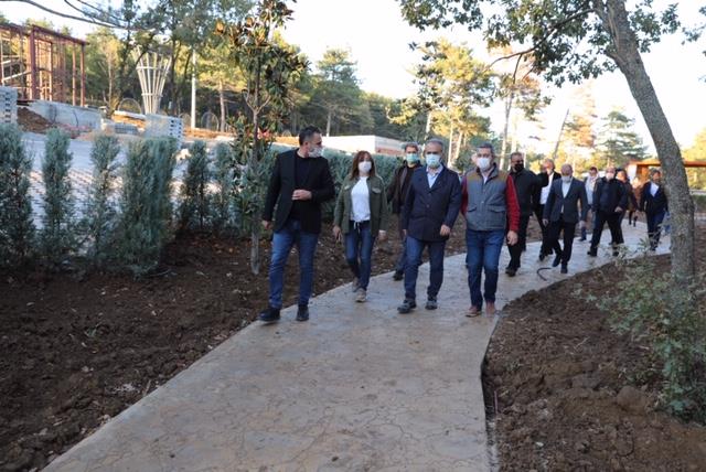 Doa dostu proje  <br>  Bursa Bykehir Belediye Bakan Alinur Akta, Dayenice&#8217;de proje alann gezip, proje ortaklarndan almalar hakknda bilgi ald. Blgenin doal yapsn deitirmeden, tamamen doa dostu ahap malzemeler kullanlarak yaplan projenin detaylarn dinleyen Bakan Akta, elektrik, doalgaz ve telefon balantlarnn bir an nce yaplmas iin ilgili kurum mdrleriyle grerek, srecin hzlandrlmasn istedi. Daha sonra proje alann gezen Bakan Akta, glet zerine yaplan yzer kamelyann yan sra imalat tamamlanan piknik nitelerini ve kameriyeleri inceledi.