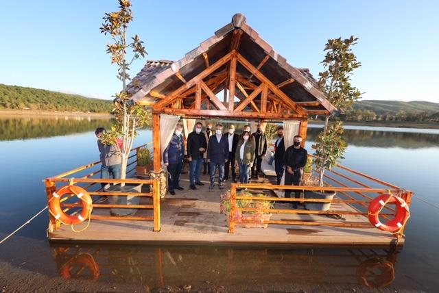 Bursa&#8217;nn yeni cazibe merkezi<br>    Turizmin nemli nceliklerinden biri olduunu ve turizmin eitlendirilmesi iin farkl projeleri hayata geireceklerini daha nce sylediini hatrlatan Bakan Akta, &#8220;Sadece tarih ve kltr turizmi ile alakal deil zellikle doa turizmi ve krsal turizmle alakal almalarla ilgili altyap oluturacamz daha nce ifade etmitim. te bu cennet kelerinden biri olan Dayenice ile alakal projemiz devam ediyor. zelikle u son 7-8 aylk pandemi sreci ile beraber doaya, krsala olan yaknlk ve yatknlk insanlar tarafndan ok daha fazla artmakta. Dolaysyla da krsal turizmin ok daha fazla gelieceini tm uzmanlar gibi ben de ifade etmek istiyorum. Burasyla ilgili ihaleyi kazanan Rota 16 firmamz onaylanan projeler dorultusunda imalatlara devam ediyor. Buras hem Bursa halknn gnbirlik olarak kullanabilecei hem de yurtii ve yurt dndan gelecek misafirlerimizin de ihtiyacn karlayacak bir cazibe merkezine dnyor. Burada doa muhafaza edilirken, doa dostu imalatlarla yeni bir yaam alan oluturuluyor&#8221; dedi