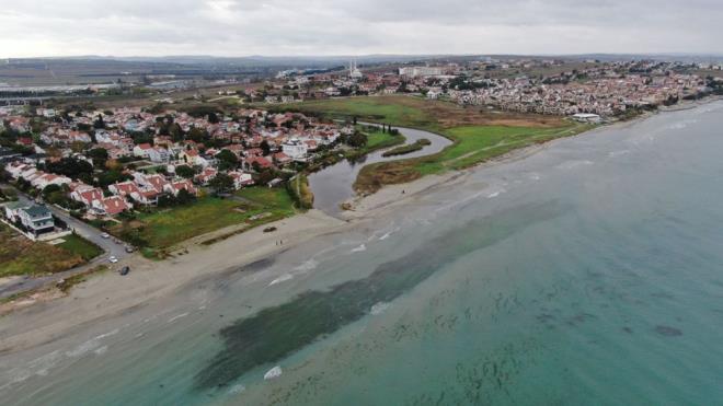 Gnaydn, "Buras denize karan ve denizdeki oksijenle hayat bulan bir dere. Burada kalrken SK'nin bu dereyle ilgili bir slah almas yaptn renmitik. Hatta blgede derenin suyunu birka kilometre uzakta bulunan bir artma istasyonuna almak iin alt yap almas yapmlard. Bu altyap almasnn bitmesinin ardndan derenin su seviyesinde yarm metrelik bir d oldu. Derenin denizle balants kesildi. Acilen bu dereden rnekler alnarak balk lmlerinin nedenin tespit edilmesi gerekiyor. Bu dere de balatld sylenen slah almasnn da bitirilmesini istiyoruz" dedi.