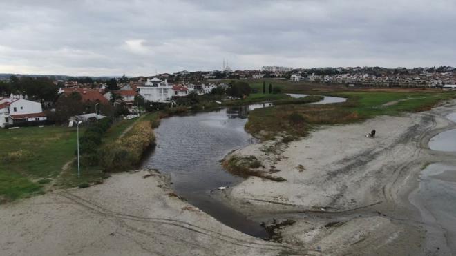 "DEREYE 2-3 METRE YAKLAMAYA KORKUYORUZ"  Bir baka blge sakini Samet Gnaydn, u anda dereye 2-3 metre yaklamann bile tehlikeli olduunu dndn syledi.