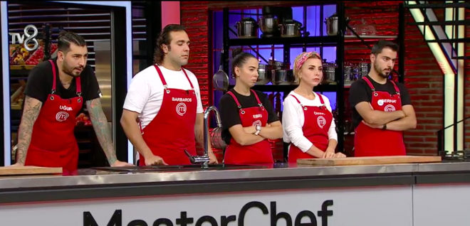 Bu hafta Masterchef'te Krmz takm Serhat'n kaptanlnda Uur, Barbaros ve Ebru'dan olutu. Mavi takmda ise Emir'in kaptanlnda Esra Furkan, Ayyce Sefa ve Eray oldu.