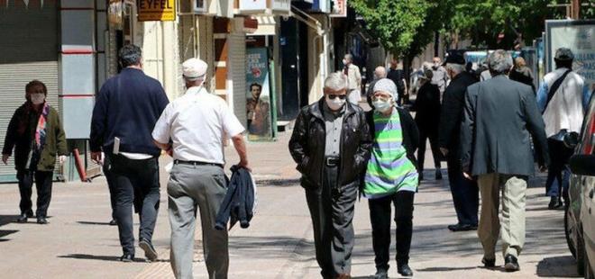 Bursa  <br>  Bursa'da 65 ya ve zeri vatandalarn her gn 10.00-16.00 saatlerinde sosyal mesafe kuralna riayet etmek ve maske takmak kaydyla dar kabilmelerine, bu saatler dnda kalan saatlerde sokaa kmalarnn yasaklanmasna karar verildi.