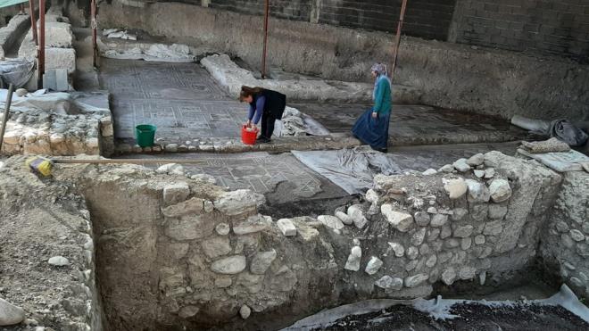 M.S. 1 ve 2?inci yzylda yapld dnlen mozaikli alan, dnemin bir villasnn tabann ssledii ve kadn figrnn ise villa sahibi olabilecei dnlyor.