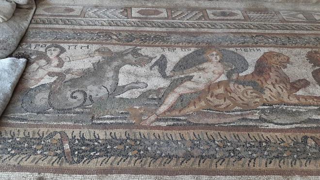 "Bu mozaikli alan Osmaniye ilinde insan figrl olan tek mozaikleri u anda bilinen. Buras M.S 1 ve 2?inci yzylda yaplm bir villa kalnts. Burada drt farkl anlatm olan mozaik var. Mevsimler mozaiinin ortasnda bir bayan var ve bu kiiye Kadirli?nin Mona Lisa?s diyebiliriz. nk bak ve duruu onu andryor.?