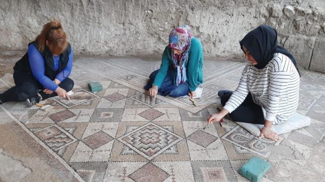 ?Bu mozaie Kadirli?nin Mono Lisa?s diyebiliriz? diyen kaz alannda Arkeolog mit Kayolu, unlar anlatt:  <br>  ?Kadirli ilesinin zerine kurulduu Flaviapolis Antik Kenti kalntlar 2015 ylnda 3?nc derecede sit alan ilan edilmesiyle Osmaniye Mze Mdrl olarak birok kazya baladk. u anki mozaikli alanda 2015 ylndan bu yana zverili bir alma yrtyoruz."