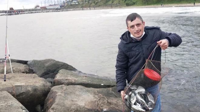 Kafesten kan binlerce balk, denize dalrken, kimisi de kyya vurdu. Kyda bolca balk olduunu duyan ok sayda vatanda, sahile akn etti. Amatr balklar, oltalaryla kumsal ve kayalk alanda avlanrken, baz vatandalar ise tekneyle denizde avland.