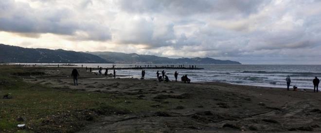 Kent merkezine bal Kumba sahilinden yaklak 3 kilometre aktaki denizde, zel bir irket tarafndan retilen kltr balklarn yer ald kafeslerden biri, dn akam saatlerinde bilinmeyen nedenle yrtld.