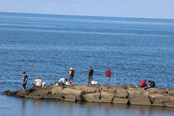 Balklarn denize daldn duyan vatandalar, Kumba&#8217;nn yan sra Efirli sahillerine de aknlarn srdrp, oltalaryla nasiplerini arad.