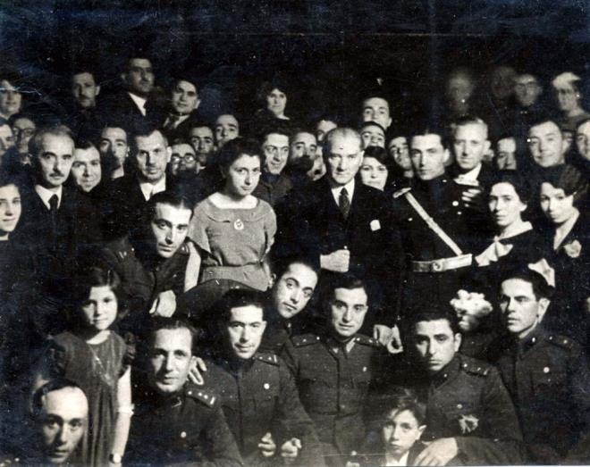 Mustafa Kemal Atatrk'n smet nn ile birlikte askeri okul talebeleri ve genlerle beraber ektirdikleri fotoraf.