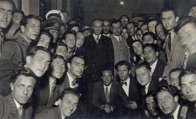 Mustafa Kemal Atatrk'n stanbul niversitesi'ni ziyaretinde rencilerle ekilmi fotoraf.