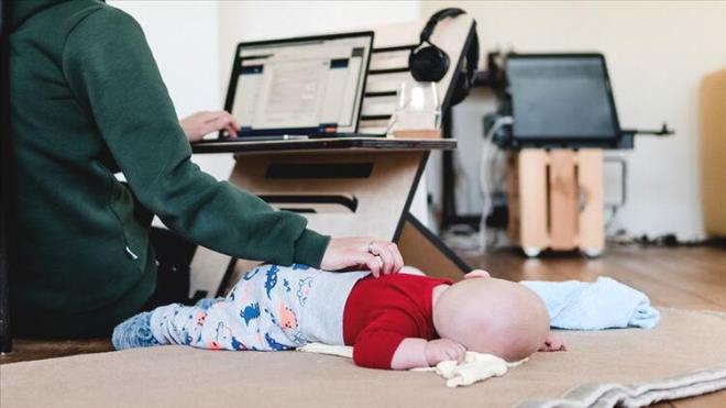 Eurofound&#8217;un en son anketi, fiziksel mesafeyi korumak zere evden alanlarn yzde 26&#8217;snn 12 yandan kk, yzde 10&#8217;unun ise 12 - 17 ya grubundaki ocuklarn bulunduu hanelerde yaadklarn gsteriyor. Sz konusu alanlarn byk bir blm, ilerini ve bakm sorumluluklarn dengelemekte zorlandklarn ve i - aile yaam dengesinin ynetilmesi asndan yeni zorluklarla karlatklarn belirtiyorlar.