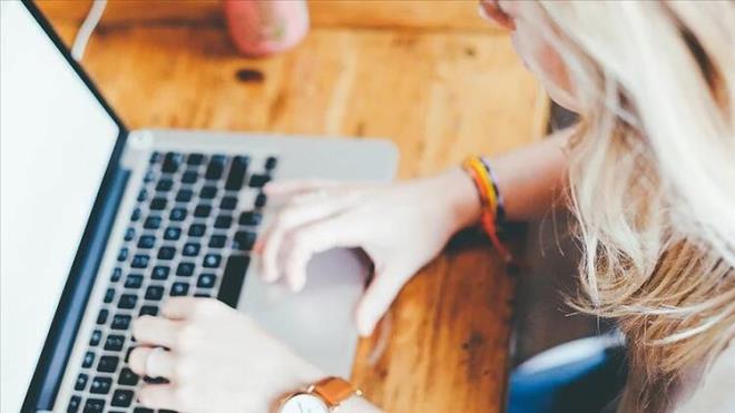 Salgn dneminde virsn bulama riskini nlemek zere okullarn, krelerin ve bakmevlerinin kapanmas veya bakclarn bir sre izne karlmasnn, bu dnemde evden almak zorunda kalan ebeveynleri ciddi anlamda zorladnn da altn izmek gerekiyor.