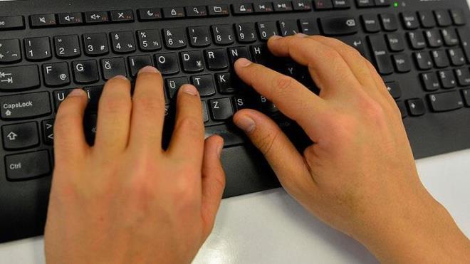 Eurofound&#8217;un verilerine gre, kresel salgn dneminde hkmetler tarafndan verilen evde kalma talimatlar sonucunda Avrupa&#8217;da neredeyse her 10 alandan drd uzaktan almaya balam. Bu anlamda, rnein Finlandiya&#8217;da igcnn yzde 60&#8217; evden almaya gemi. Benzer ekilde, Lksemburg, Hollanda, Belika ve Danimarka gibi uzaktan almann salgn ncesinde de nispeten yaygn olduu lkelerde igcnn yzde 50&#8217;sinden fazlasnn evden alt grlyor. rlanda, sve, Avusturya ve Kovid-19 salgnndan ciddi anlamda etkilenen talya gibi lkelerde ise sz konusu dnemde evden alma oran yzde 40 seviyesine km durumda.