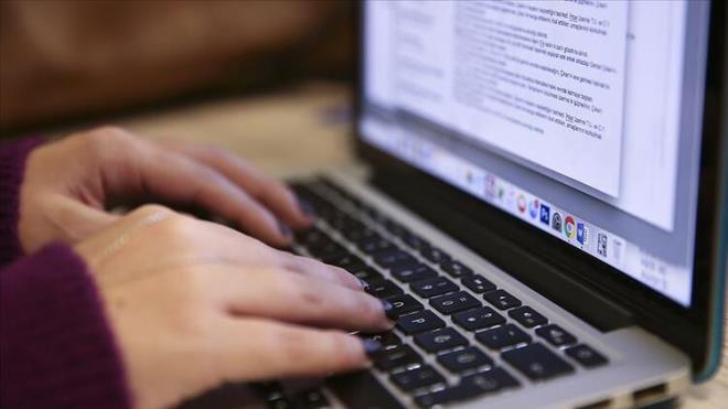 Salgnn balangcnda gnlk hayatn durma noktasna gelmesiyle fiziksel mesafenin korunabilmesi ve virsn yaylmasnn nlenebilmesi iin iyerlerinin kapanmas, uzaktan almann daha nce ei benzeri grlmemi bir ekilde alma hayatnn merkezine oturmasna yol at.