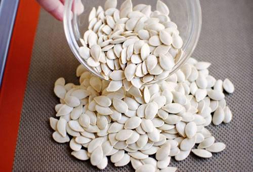 Olduka salkl bir kuruyemi olan kabak ekirdei, magnezyum, demiri inko ve bakr asndan zengindir. inko eksikliinin alzheimer ve depresyon gibi rahatszlklara neden olduu biliniyor. Gnlk olarak tketeceiniz bir avu kabak ekirdei inko ihtiyacnz karlamanza yardmc olur. Magnezyum ise renme ve hafza iin gerekli olan bir mineraldir. Demir ve bakr da beynin salkl ileyii iin gerekli olan minerallerdendir. Ayrca kabak ekirdei ierdii minerallerle, baklk sisteminizi glendirip, kemik geliiminizi destekler. Kabak ekirdei, diyetlerde de tketilebilir.