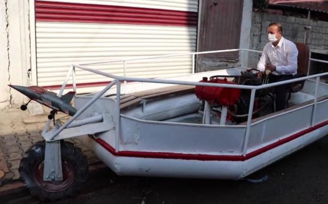 Demir, atlyesinde yaklak bir aylk almann sonucunda yapt aracn arkasna suda gidebilmesi iin pervane, yanlarna ise karada gidebilsin diye tekerlek takt.  <br>  Hem karada hem suda kullanlan ara, belde sakinlerinin de ilgi oda oldu.