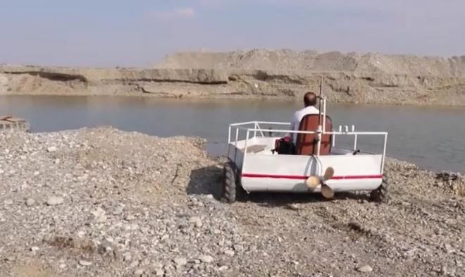 "SUDA 30 KARADA 15 KLOMETRE HIZ YAPABLYOR"<br>  Yapt araca 10 kiinin binebildiini, suda yaklak 30, karada ise 15 kilometre hz yapabildiini ifade eden Demir, "stediim zaman evde binip baraj glne kadar gidebiliyorum. Sudan ktktan sonra da inmeden evime dnebiliyorum" dedi.