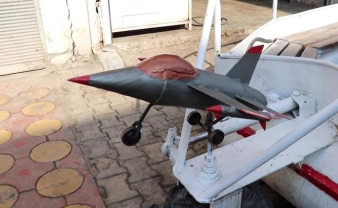 Daha sonra Demir, baraj gl ve belde arasnda mesafe olmas dolaysyla hem karada hem de suda hareket edebilen ara yapmaya karar verdi.