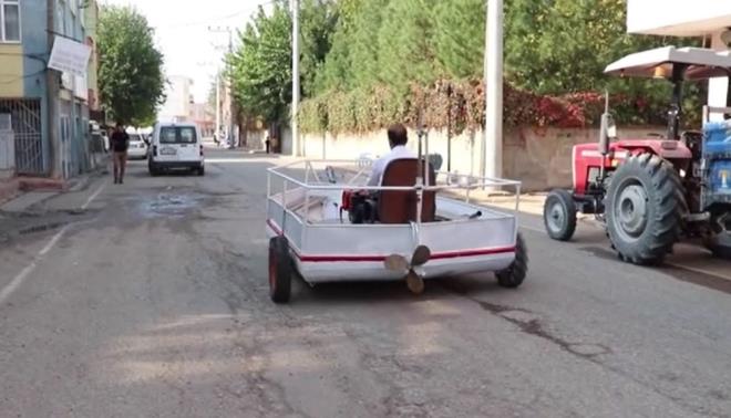 Demir,  baraj glnde kullanabilmek iin kayk almak istediini, kay arala gle gtrme derdi olmasn diye karada da hareket eden bir kayk arayna girdiini syledi.  <br>  Arad kay bulamaynca atlyesinde bu arac yapmaya karar verdiini belirten Demir, yaklak bir aylk bir alma ile istedii zelliklere sahip arac yaptn syledi.