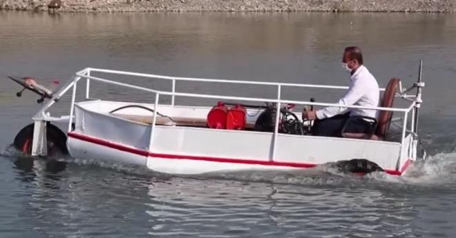 Arata 17 beygir motor bulunduunu aktaran Demir, yle devam etti:  <br>  "Aracn iine su dolduranz bile batmaz. nk hem bot hem de kayk eklinin birleimidir. Bot eklinde olmas su almasn engelliyor. Btn testlerini de yaptm. ine ne kadar su doldurursanz doldurun suya batmaz.