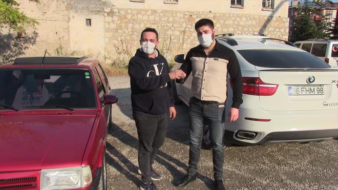 Lks arac olmasna ramen ald<br>    Arac satn alan Fehmi iek de kendisinin lks bir arac olmasna ramen bu tr aralara da ilgi duyduunu ifade etti.