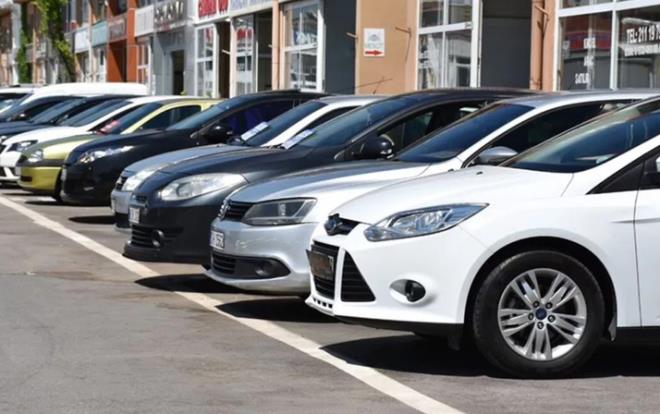 Otomotiv irketleri kampanya yaparak satlarn hzlandrmay hedefliyor. Fiyatlarn ar ykselmesiyle birlikte otomobil de bulunamamasndan kaynakl olarak markalar kendi bnyelerinde krediler oluturmaya balad.