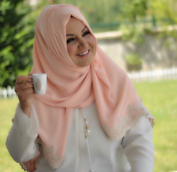 "Youn bakmda o hummal almay, o fedakarl grdm ya... mrmn geri kalann doktor ve hemirelerimiz iin dua ederek geireceim inallah. Youn bakm hemiresi bulmak ok zorlam. Ltfen evlatlarnz ynlendirin. Sayn Bakanm (Fahrettin Koca) size nasl teekkr edeceimi bilemiyorum. Olaanst bir organizasyon bu. Canla, bala alyor herkes. Allah devletimizi daim klsn."