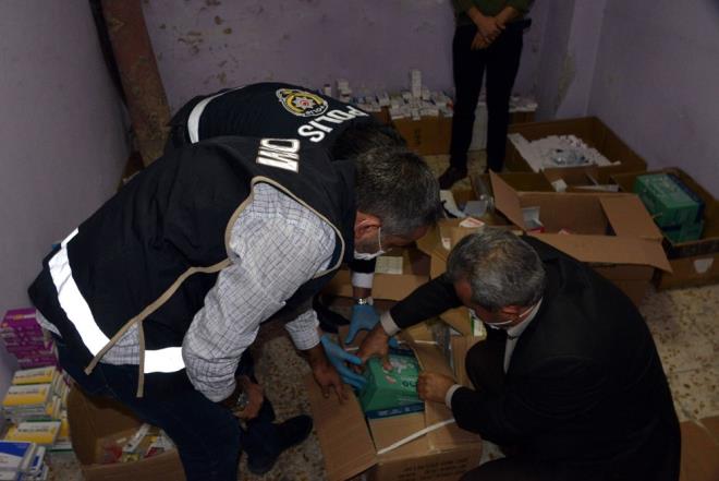 phelilerin sorgularnn ardndan 'Kiilerin hayatn ve saln tehlikeye sokacak ekilde ila yapmak ve satmak' suundan adliyeye sevk edilecei belirtildi.