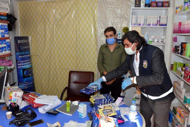 Adreslerde yaplan aramada 5 milyon liralk ila ile, ok sayda tbbi malzeme ele geirildi. Operasyonda Suriyeli 6 doktor gzaltna alnd.