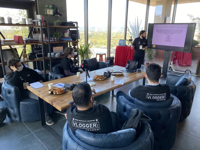 4 hafta sonunu kapsayacak ekilde her biri 4 saat sreli eitimler balad. Eitimin teorik blmnde Nikon lke Marka Elisi Nezihi gzen, DJI lke Marka Elisi Mustafa Erkatrc, Vlogger Temsilcisi Serkan Yiit ve Youtube MSN temsilcisi Yusuf ayl, sosyal medyada canl yayn oluturma, youtube&#8217;da kanal oluturma, yayn plan hazrlama, kamera, k, renk bilgisi ve beyaz dengesi gibi konularda vlogger adaylarna bilgi verdi.