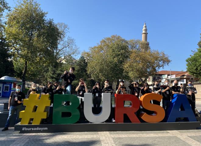 Genlerin teknolojiyi doru ve verimli kullanabilmelerine imkan salamak iin getiimiz yl Trkiye&#8217;de bir ilki gerekletirerek Hayrettin, Kafalar, Danilo Zanna, Taklitman ve Gezimanya gibi takipi saylar milyonlar aan nl vloggerlar genlerle buluturan Bursa Bykehir Belediyesi, imdi de Trkiye&#8217;nin ilk kurumsal Vlogger Workshop Akademisini hayata geirdi.