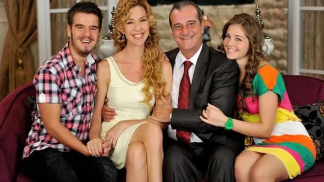 Yeni Sihirli Annem oyuncularnn kimler olacana dair henz resmi bir aklama gelmedi. Sosyal medyada zerinden tartan haberlere gre, dizinin ana karakteri 'Bet' Aelya Topalolu canlandracak.